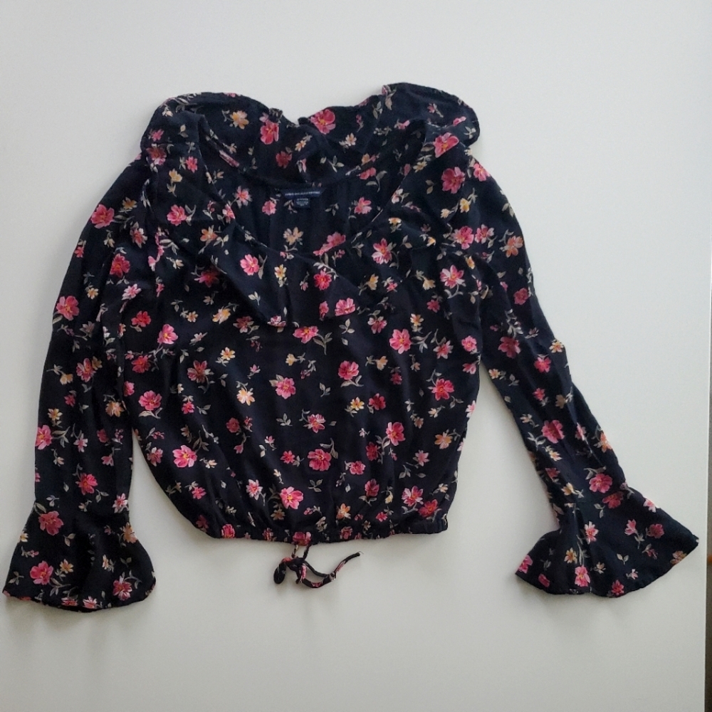 🌸 Floral Elegance: Ruffle Trim Blouse for Effortless Style 🌿